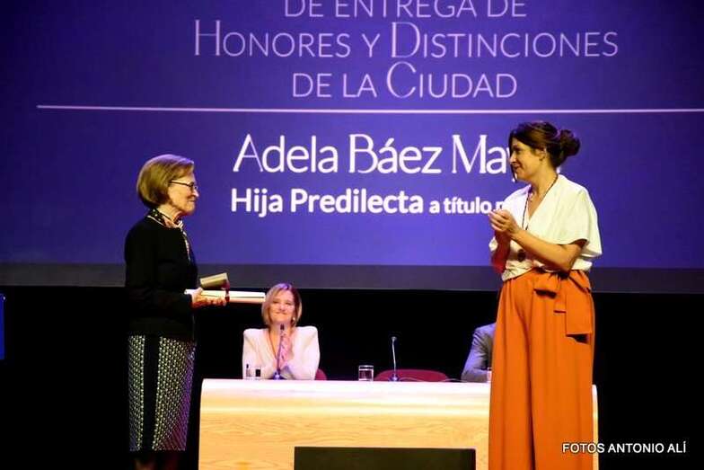 La hija de Adela Báez recibe el título póstumo de Hija Predilecta concedido a su madre (Foto Antonio Alí)
